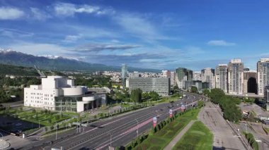 Almaty, Kazakistan, 05.12.2025. Bir Mayıs sabahı Kazak şehri Almaty 'nin iş bölgesinin bir kuadkopterinden görüntülenir.