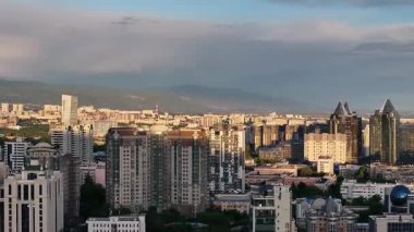 Almaty, Kazakistan, 05.12. 2025 yılı. Sabahın erken saatlerinde Kazak şehri Almaty 'nin merkezindeki bir kuadkopterden görüntü.