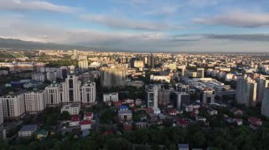 Almaty, Kazakistan, 05.12. 2025 yılı. Sabahın erken saatlerinde Kazak şehri Almaty 'nin merkezindeki bir kuadkopterden görüntü.