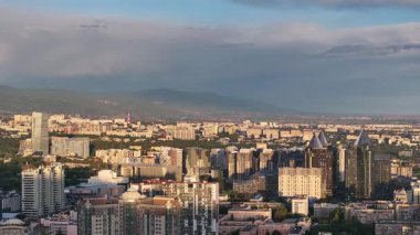 Almaty, Kazakistan, 05.12. 2025 yılı. Sabahın erken saatlerinde Kazak şehri Almaty 'nin merkezindeki bir kuadkopterden görüntü.