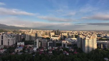 Almaty, Kazakistan, 05.12. 2025 yılı. Sabahın erken saatlerinde Kazak şehri Almaty 'nin merkezindeki bir kuadkopterden görüntü.