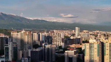 Almaty, Kazakistan, 05.12. 2025 yılı. Sabahın erken saatlerinde Kazak şehri Almaty 'nin merkezindeki bir kuadkopterden görüntü.