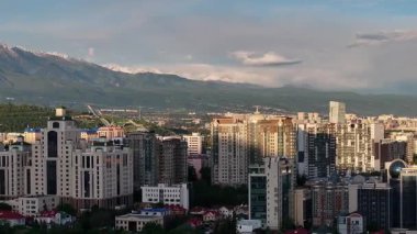 Almaty, Kazakistan, 05.12. 2025 yılı. Sabahın erken saatlerinde Kazak şehri Almaty 'nin merkezindeki bir kuadkopterden görüntü.