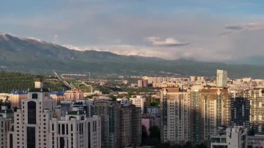 Almaty, Kazakistan, 05.12. 2025 yılı. Sabahın erken saatlerinde Kazak şehri Almaty 'nin merkezindeki bir kuadkopterden görüntü.