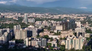 Almaty, Kazakistan, 05.12. 2025 yılı. Sabahın erken saatlerinde Kazak şehri Almaty 'nin merkezindeki bir kuadkopterden görüntü.