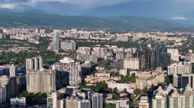 Almaty, Kazakistan, 05.12. 2025 yılı. Sabahın erken saatlerinde Kazak şehri Almaty 'nin merkezindeki bir kuadkopterden görüntü.