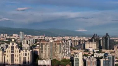 Almaty, Kazakistan, 05.12. 2025 yılı. Sabahın erken saatlerinde Kazak şehri Almaty 'nin merkezindeki bir kuadkopterden görüntü.