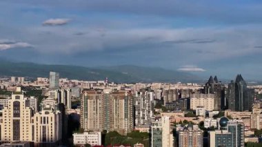 Almaty, Kazakistan, 05.12. 2025 yılı. Sabahın erken saatlerinde Kazak şehri Almaty 'nin merkezindeki bir kuadkopterden görüntü.