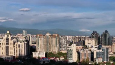 Almaty, Kazakistan, 05.12. 2025 yılı. Sabahın erken saatlerinde Kazak şehri Almaty 'nin merkezindeki bir kuadkopterden görüntü.