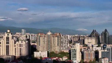 Almaty, Kazakistan, 05.12. 2025 yılı. Sabahın erken saatlerinde Kazak şehri Almaty 'nin merkezindeki bir kuadkopterden görüntü.