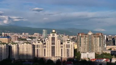 Almaty, Kazakistan, 05.12. 2025 yılı. Sabahın erken saatlerinde Kazak şehri Almaty 'nin merkezindeki bir kuadkopterden görüntü.