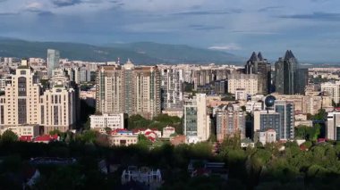 Almaty, Kazakistan, 05.12. 2025 yılı. Sabahın erken saatlerinde Kazak şehri Almaty 'nin merkezindeki bir kuadkopterden görüntü.