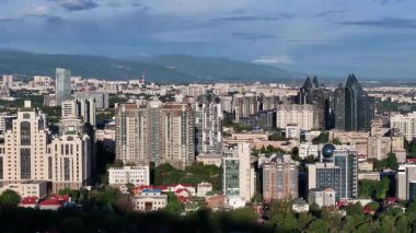 Almaty, Kazakistan, 05.12. 2025 yılı. Sabahın erken saatlerinde Kazak şehri Almaty 'nin merkezindeki bir kuadkopterden görüntü.