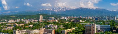 Bir bahar günü Kazak şehri Almaty 'nin merkez kısmının bir kuadkopterinden görüntü