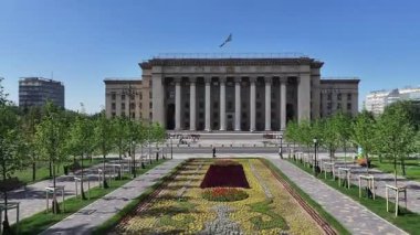 1957 'de Kazak SSR hükümetine ev sahipliği yapan binanın önündeki Kazak şehri Almaty' nin merkezindeki bir parkta bir çiçek tarlası.