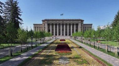 1957 'de Kazak SSR hükümetine ev sahipliği yapan binanın önündeki Kazak şehri Almaty' nin merkezindeki bir parkta bir çiçek tarlası.