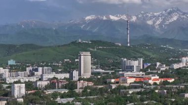  Bir bahar günü Kazak şehri Almaty 'nin merkez kısmının bir kuadkopterinden görüntü