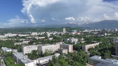  Bir bahar günü Kazak şehri Almaty 'nin merkez kısmının bir kuadkopterinden görüntü