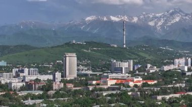  Bir bahar günü Kazak şehri Almaty 'nin merkez kısmının bir kuadkopterinden görüntü