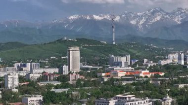  Bir bahar günü Kazak şehri Almaty 'nin merkez kısmının bir kuadkopterinden görüntü