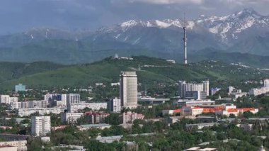  Bir bahar günü Kazak şehri Almaty 'nin merkez kısmının bir kuadkopterinden görüntü