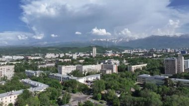  Bir bahar günü Kazak şehri Almaty 'nin merkez kısmının bir kuadkopterinden görüntü