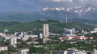  Bir bahar günü Kazak şehri Almaty 'nin merkez kısmının bir kuadkopterinden görüntü