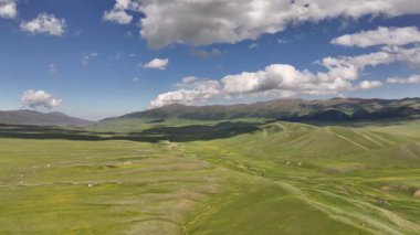 Bir bahar günü Kazakistan 'ın güneydoğusundaki Almaty bölgesinde bulunan Asy' nin resim gibi yüksek platosundan bir görüntü.