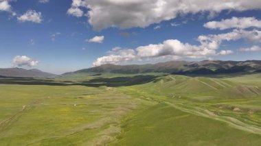 Bir bahar günü Kazakistan 'ın güneydoğusundaki Almaty bölgesinde bulunan Asy' nin resim gibi yüksek platosundan bir görüntü.