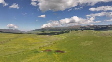Bir bahar günü Kazakistan 'ın güneydoğusundaki Almaty bölgesinde bulunan Asy' nin resim gibi yüksek platosundan bir görüntü.
