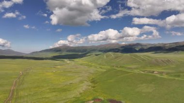 Bir bahar günü Kazakistan 'ın güneydoğusundaki Almaty bölgesinde bulunan Asy' nin resim gibi yüksek platosundan bir görüntü.