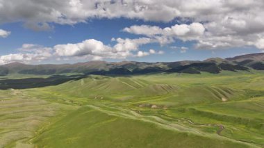 Bir bahar günü Kazakistan 'ın güneydoğusundaki Almaty bölgesinde bulunan Asy' nin resim gibi yüksek platosundan bir görüntü.