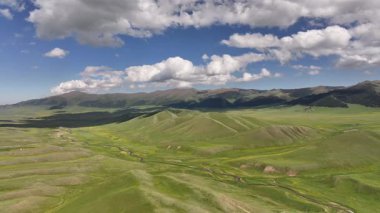 Bir bahar günü Kazakistan 'ın güneydoğusundaki Almaty bölgesinde bulunan Asy' nin resim gibi yüksek platosundan bir görüntü.
