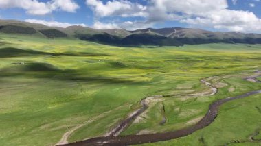Kazakistan 'ın güneydoğusundaki Almaty bölgesinde bir bahar günü, Asya yüksek dağlık platosu üzerindeki bir nehrin dörtlü görüntüsü.