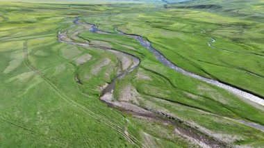 Kazakistan 'ın güneydoğusundaki Almaty bölgesinde bir bahar günü, Asya yüksek dağlık platosu üzerindeki bir nehrin dörtlü görüntüsü.