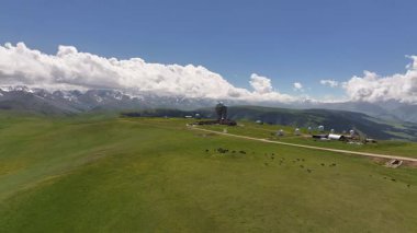 Kazakistan 'ın güneydoğusundaki Almaty bölgesinde bir bahar günü yüksek dağlık bir plato ve gözlemevi.