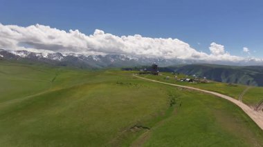 Kazakistan 'ın güneydoğusundaki Almaty bölgesinde bir bahar günü yüksek dağlık bir plato ve gözlemevi.