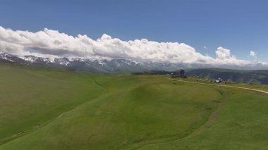 Kazakistan 'ın güneydoğusundaki Almaty bölgesinde bir bahar günü yüksek dağlık bir plato ve gözlemevi.