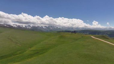 Kazakistan 'ın güneydoğusundaki Almaty bölgesinde bir bahar günü yüksek dağlık bir plato ve gözlemevi.