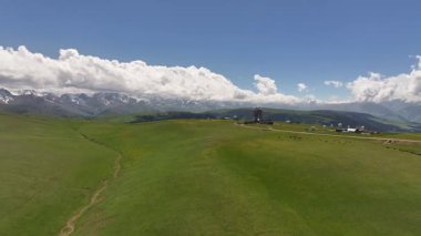 Kazakistan 'ın güneydoğusundaki Almaty bölgesinde bir bahar günü yüksek dağlık bir plato ve gözlemevi.
