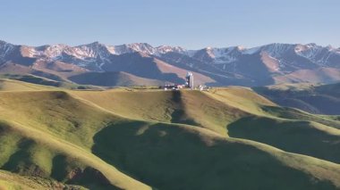 Kazakistan 'ın güneydoğusundaki Almaty bölgesinde bir bahar günü yüksek dağlık bir plato ve gözlemevi.