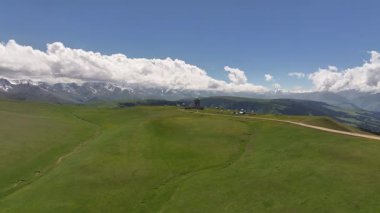 Kazakistan 'ın güneydoğusundaki Almaty bölgesinde bir bahar günü yüksek dağlık bir plato ve gözlemevi.