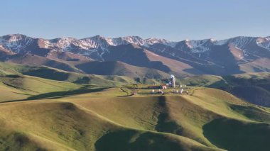 Kazakistan 'ın güneydoğusundaki Almaty bölgesinde bir bahar günü yüksek dağlık bir plato ve gözlemevi.