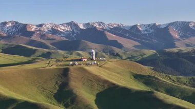 Kazakistan 'ın güneydoğusundaki Almaty bölgesinde bir bahar günü yüksek dağlık bir plato ve gözlemevi.