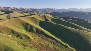 Kazakistan 'ın güneydoğusundaki Almaty bölgesinde bir bahar günü yüksek dağlık bir plato ve gözlemevi.