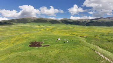 Kazakistan 'ın güneydoğusundaki Almaty bölgesinde bir bahar günü yüksek dağlık bir plato ve gözlemevi.