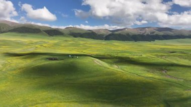 Kazakistan 'ın güneydoğusundaki Almaty bölgesinde bir bahar günü yüksek dağlık bir plato ve gözlemevi.