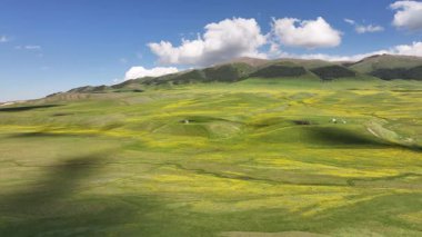 Kazakistan 'ın güneydoğusundaki Almaty bölgesinde bir bahar günü yüksek dağlık bir plato ve gözlemevi.