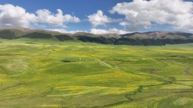 Kazakistan 'ın güneydoğusundaki Almaty bölgesinde bir bahar günü yüksek dağlık bir plato ve gözlemevi.
