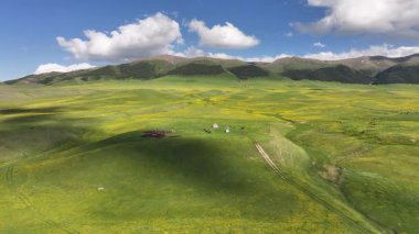 Kazakistan 'ın güneydoğusundaki Almaty bölgesinde bir bahar günü yüksek dağlık bir plato ve gözlemevi.